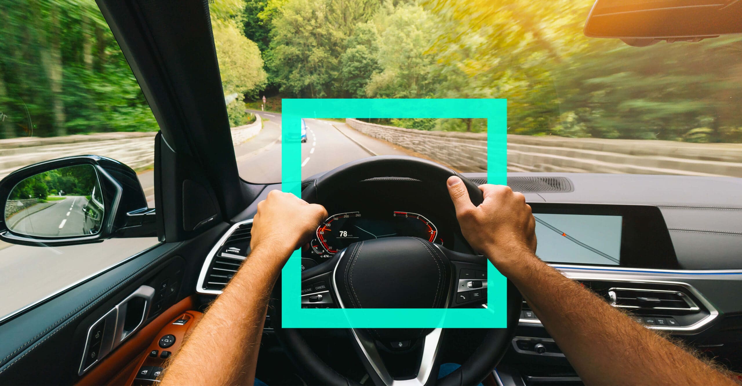 Antilles_Web_Seguros Personales Persona manejando su automóvil.